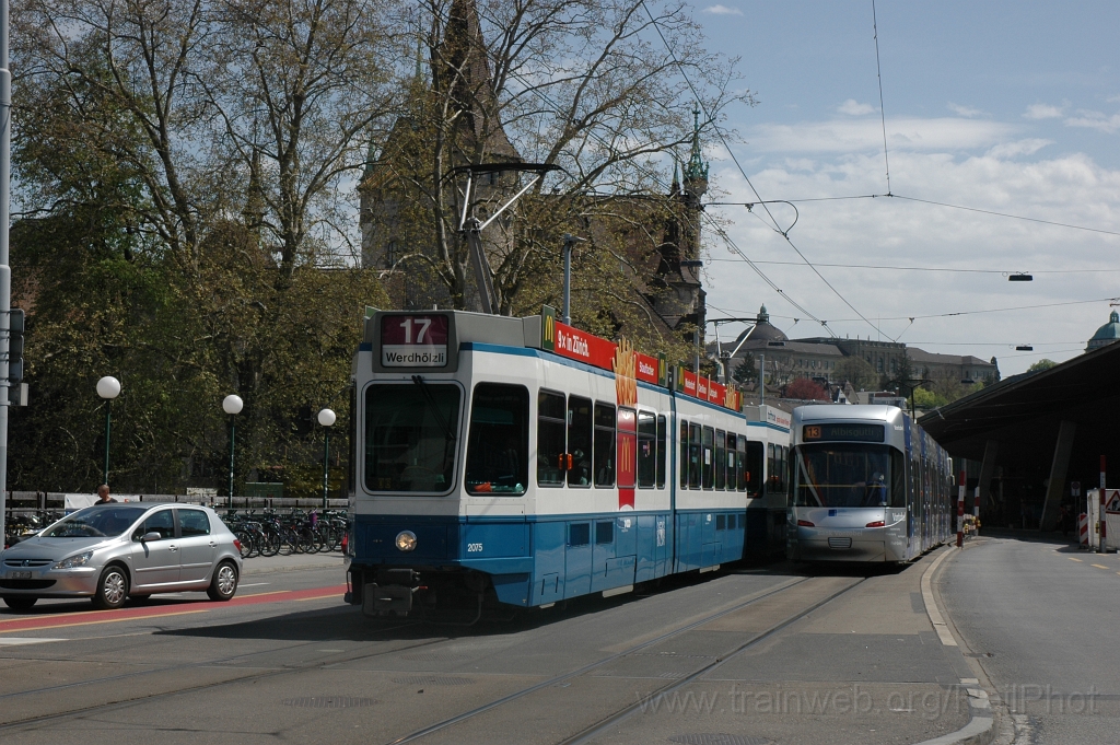 2366-0043-270412.jpg - VBZ Be 4/6'' 2075 + Be 5/6 3051 «Bank Vontobel» / Museumstrasse 27.4.2012