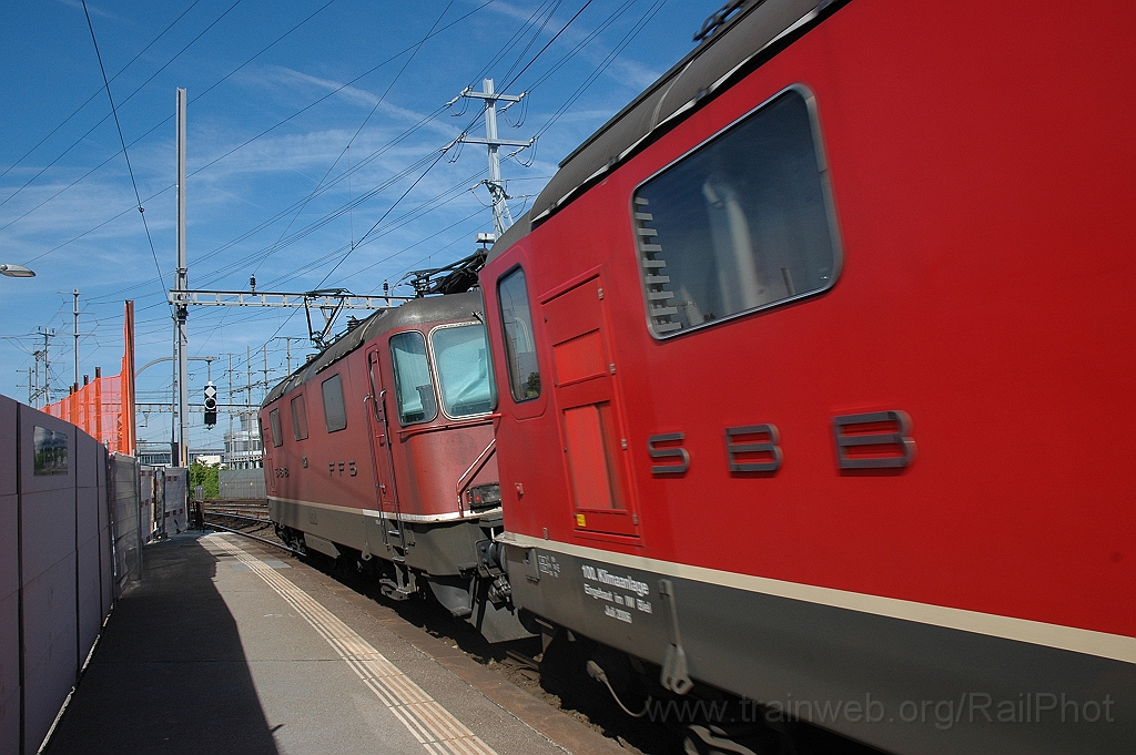 2393-0041-140512.jpg - SBB-CFF Re 4/4''' 11357 + Re 4/4'' 11272 / Zürich-Oerlikon 14.5.2012