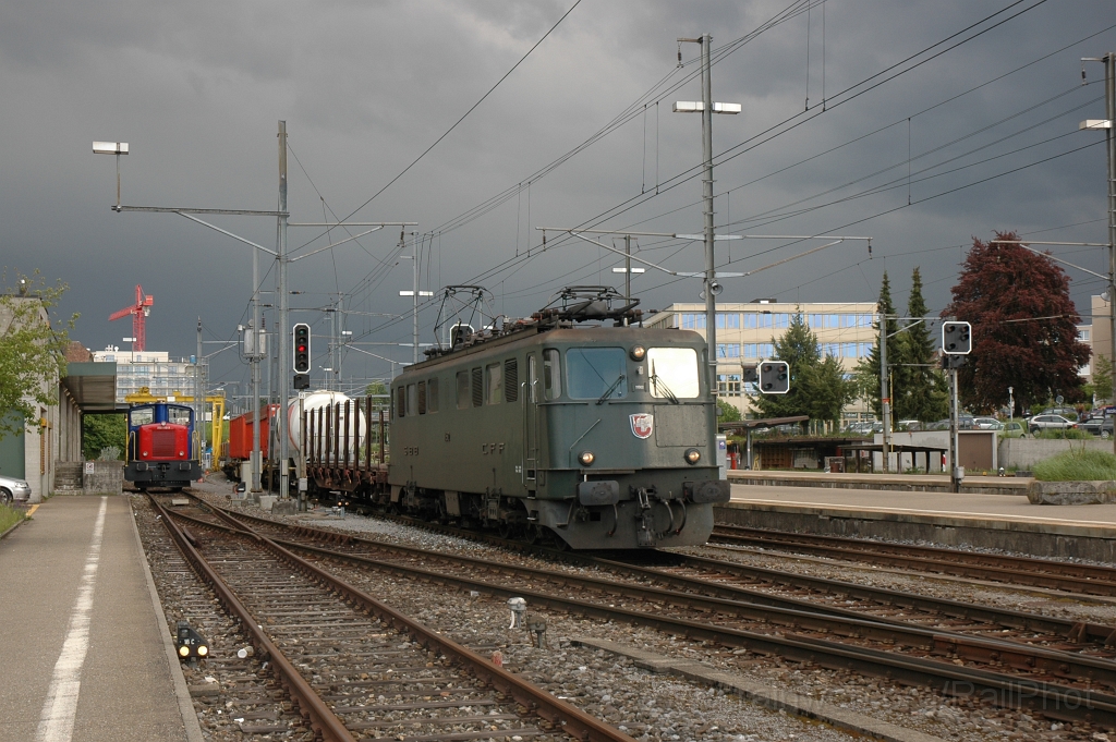 2398-0045-150512.jpg - SBB-CFF Tm 232.112-3 + Ae 6/6 11502 «Nyon» / Wetzikon 15.5.2012