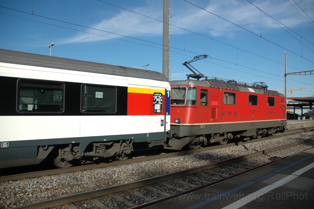 2438-0047-140612.jpg - SBB-CFF Re 4/4'' 11208 / Oberglatt 14.6.2012