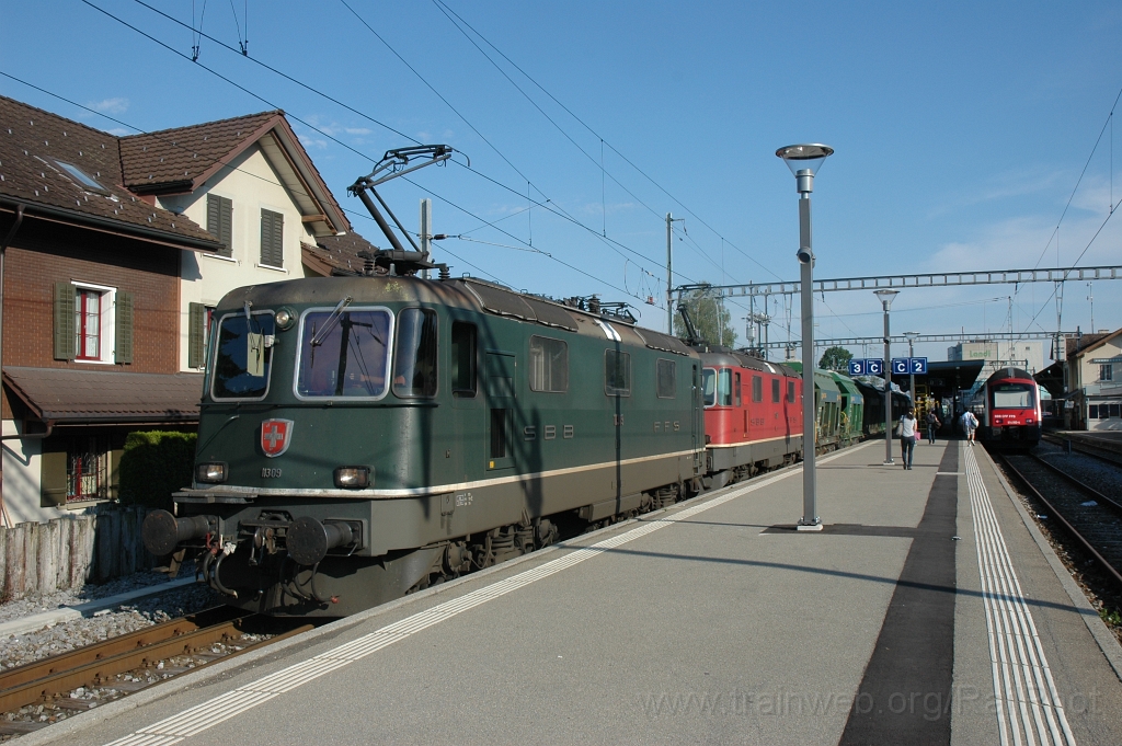 2456-0048-190612.jpg - SBB-CFF Re 4/4'' 11309 + 11327 / Hinwil 19.6.2012