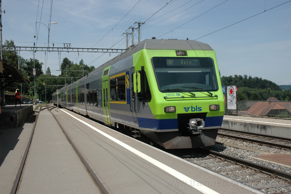 2465-0015-280612.jpg - BLS RABe 525.018-8 / Gümmenen 28.6.2012