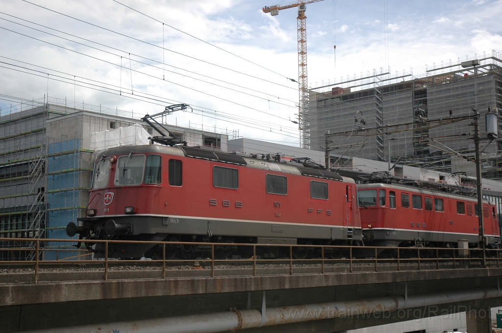 2498-0037-130712.jpg - SBB-CFF Re 4/4'' 11171 + Ae 6/6 11470 «Brugg» / Zürich (Käferbergbrücke) 13.7.2012