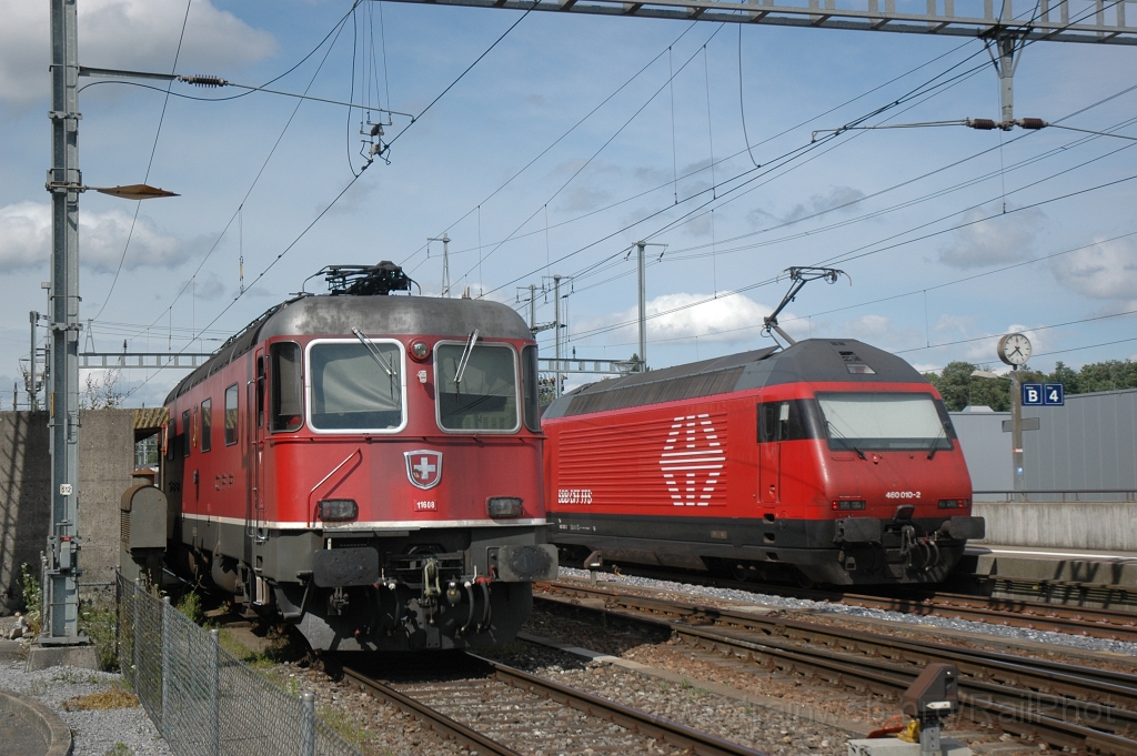 2502-0045-190712.jpg - SBB-CFF Re 460.010-2 «Löwenberg» + Re 6/6 11608 «Wetzikon» / Hüntwangen-Wil 19.7.2012