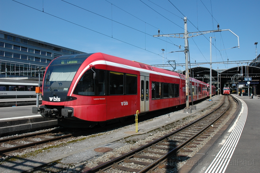 2594-0025-290812.jpg - BLS RABe 526.260-5 «Luzerner Hinterland» + RABe 526.280-3 «Aare» / Luzern 29.8.2012