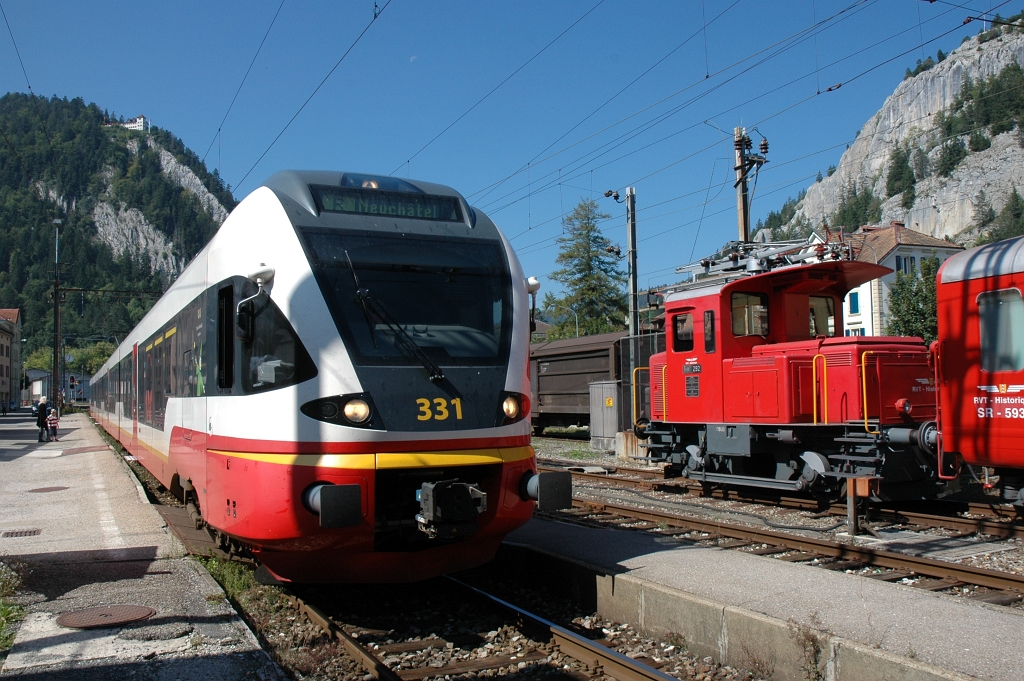 2599-0042-080912.jpg - TRN RABe 527.331-3 + RVT-H Tem'' 292 / Fleurier 8.9.2012