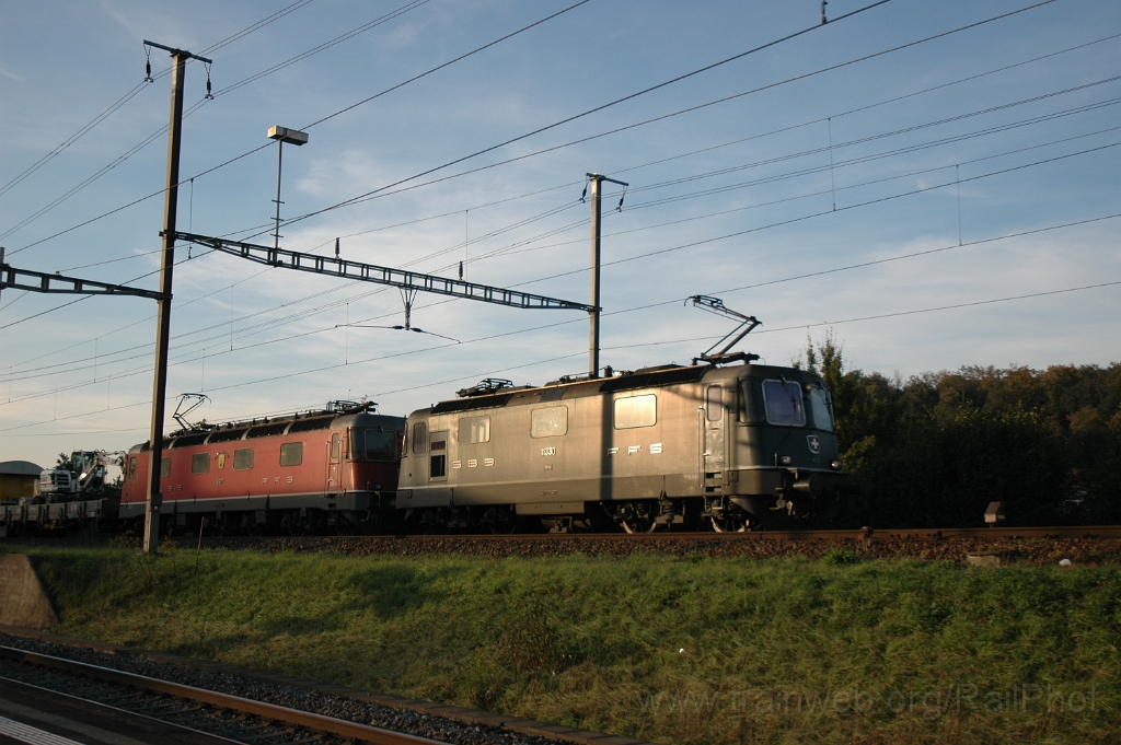 2639-0029-051012.jpg - SBB-CFF Re 4/4'' 11330 + Re 6/6 11677 «Neuhausen am Rheinfall» / Killwangen-Spreitenbach 5.10.2012