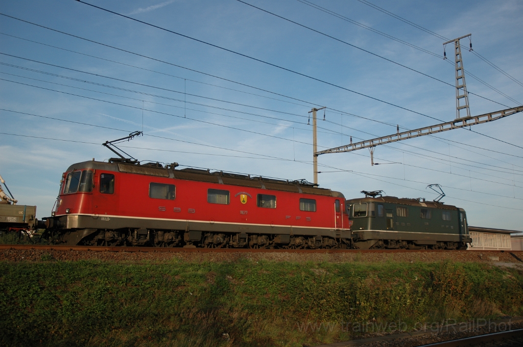 2639-0035-051012.jpg - SBB-CFF Re 4/4'' 11330 + Re 6/6 11677 «Neuhausen am Rheinfall» / Killwangen-Spreitenbach 5.10.2012