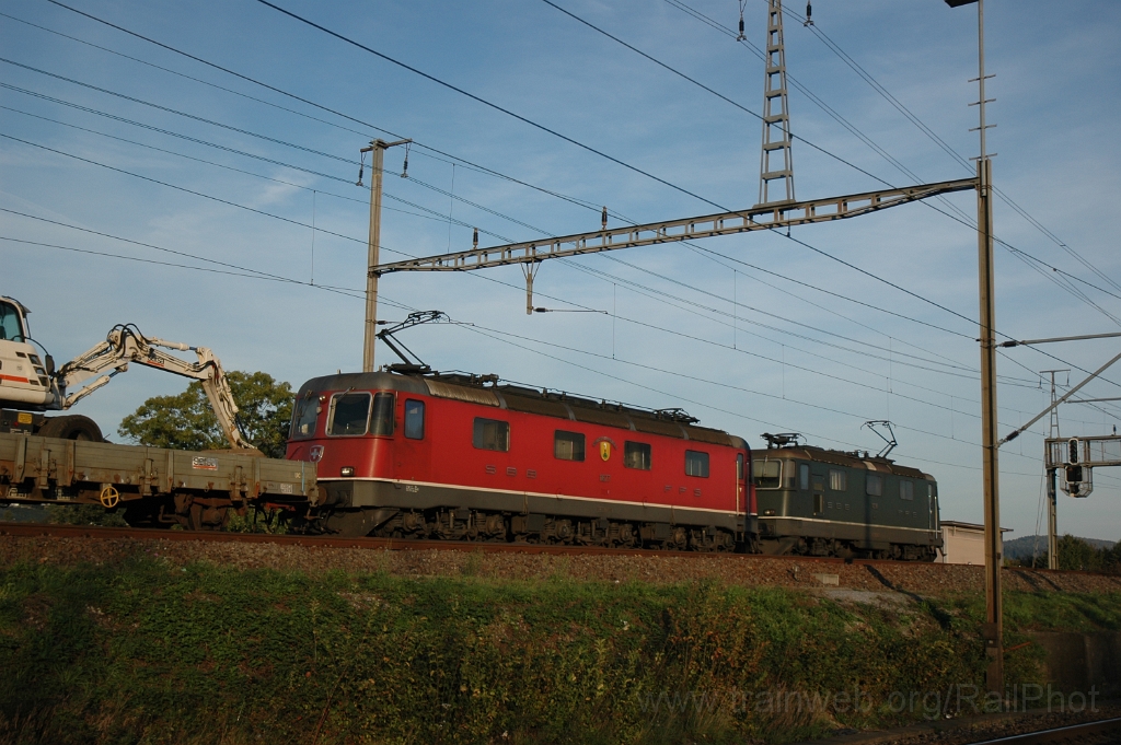 2639-0037-051012.jpg - SBB-CFF Re 4/4'' 11330 + Re 6/6 11677 «Neuhausen am Rheinfall» / Killwangen-Spreitenbach 5.10.2012