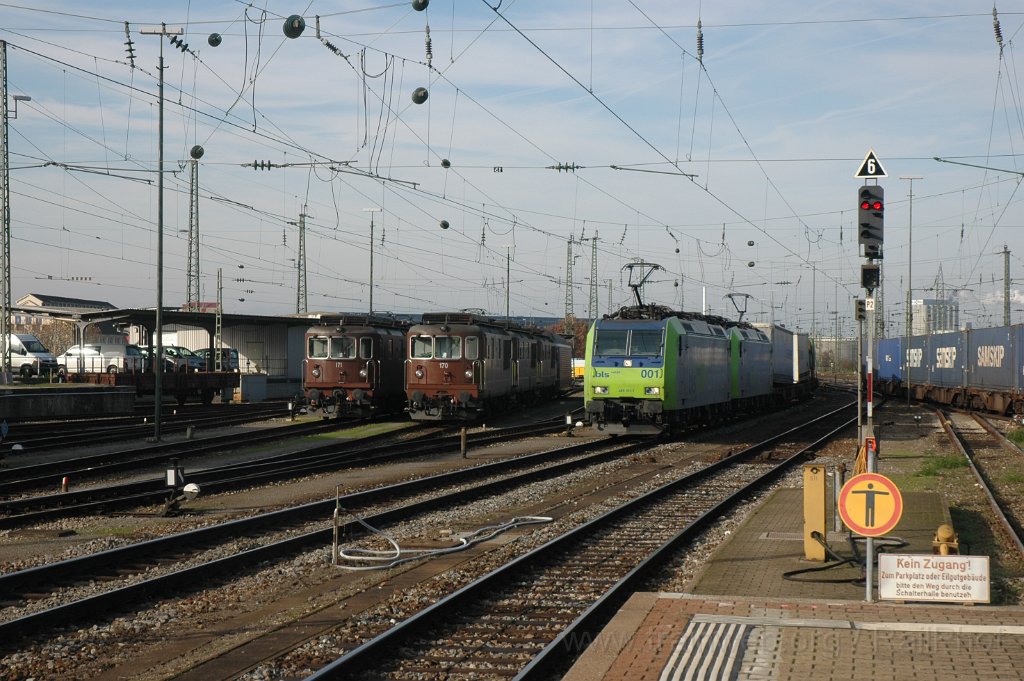 2675-0002-171112.jpg - BLS Re 4/4 170 «Brig-Glis» + Re 4/4 182 «Kandergrund» + Re 485.001-2 + Re 4/4 171 «Därligen» + Re 485.002-0 / Basel Badische Bahnhof 17.11.2012