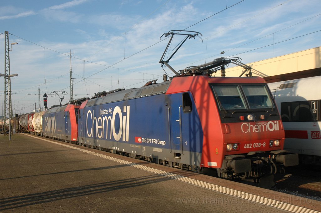 2678-0028-171112.jpg - SBB-CFF Re 482.028-8 «ChemOil» + Re 482.012-2 / Basel Badische Bahnhof 17.11.2012
