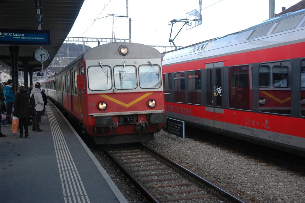 2687-0026-281212.jpg - SOB ABt 198 + RABe 526.048-4 / Wattwil 28.12.2012
