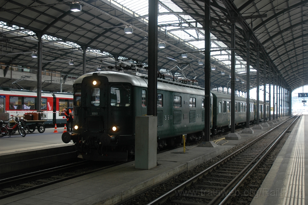 2705-0043-200213.jpg - SBB-CFF Re 4/4' 10001 / Luzern 20.2.2013