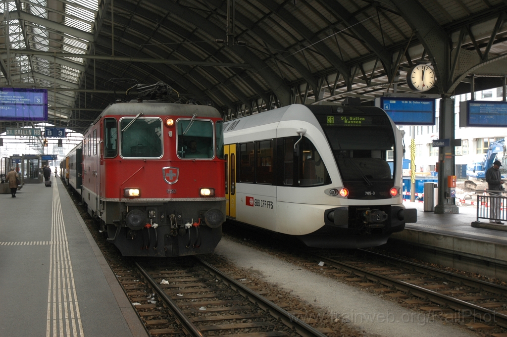 2712-0001-020313.jpg - SBB-CFF Re 4/4'' 11192 + Thurbo RABe 526.765-3 / St.Gallen HB 2.3.2013