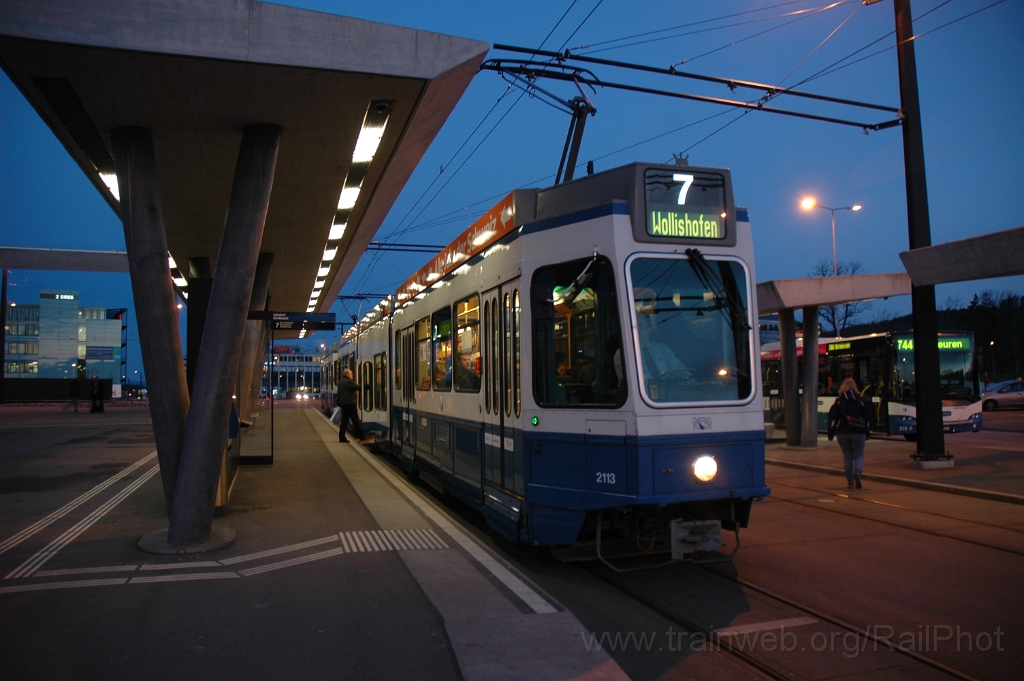 2733-0027-210313.jpg - VBZ Be 4/8 2113 + Be 2/4 2426 / Bahnhof Stettbach 21.3.2013