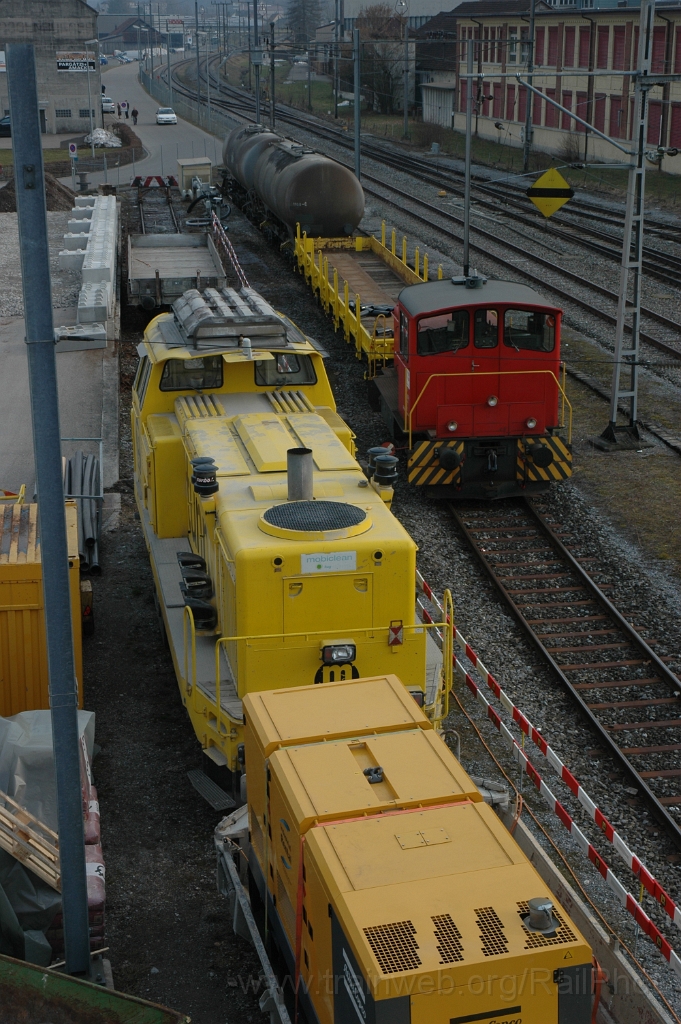 2733-0042-230313.jpg - Marti Bm 840.111-9 "Rösi 1" + SOB Tm 236.007-1 / Wattwil (Passerelle) 23.3.2013