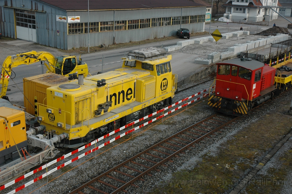 2733-0049-230313.jpg - Marti Bm 840.111-9 "Rösi 1" + SOB Tm 236.007-1 / Wattwil (Passerelle) 23.3.2013