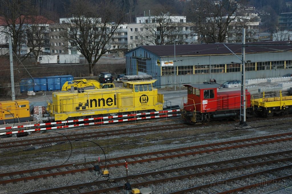 2734-0009-230313.jpg - Marti Bm 840.111-9 "Rösi 1" + SOB Tm 236.007-1 / Wattwil (Passerelle) 23.3.2013