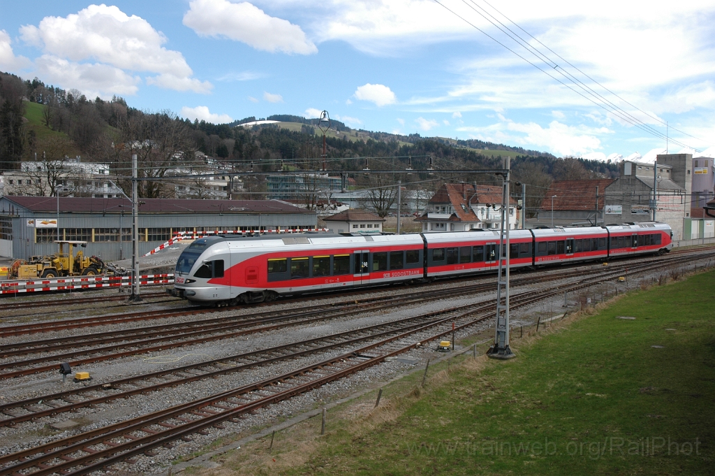 2746-0007-130413.jpg - SOB RABe 526.041-9 / Wattwil (Passerelle) 13.4.2013