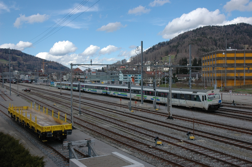 2746-0028-130413.jpg - SOB BDt 195 + Re 456.096-7 "Wattwil" / Wattwil (Passerelle) 13.4.2013