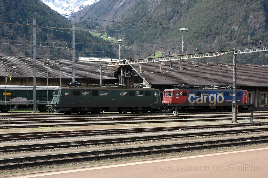 2759-0036-150413.jpg - SBB-CFF Ae 6/6 11488 "Mendrisio" + Ae 610.496-2 "Stadt Wil" / Erstfeld 15.4.2013