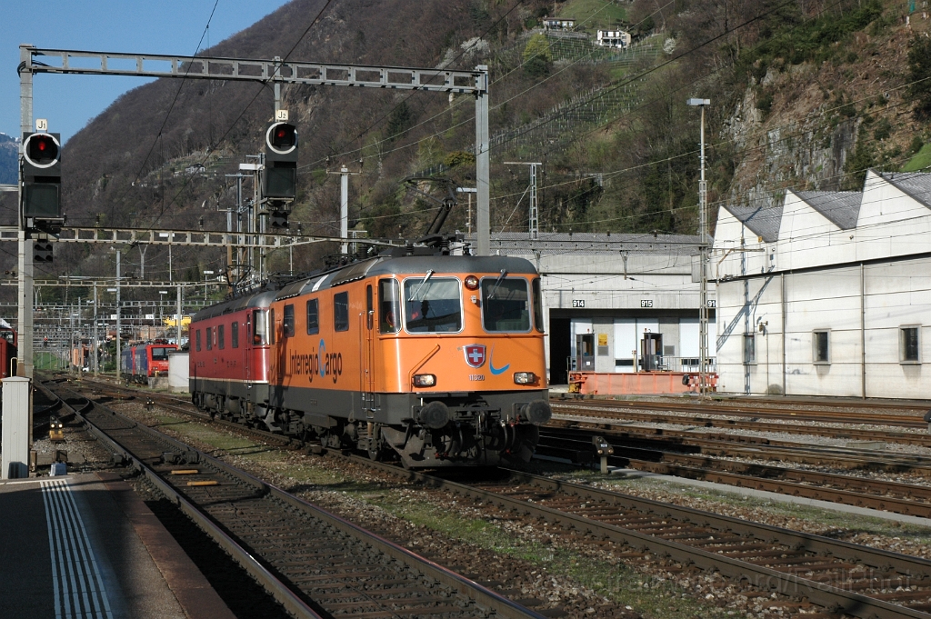 2764-0007-150413.jpg - SBB-CFF Re 4/4'' 11320 + Re 6/6 11643 "Laufen" / Bellinzona 15.4.2013