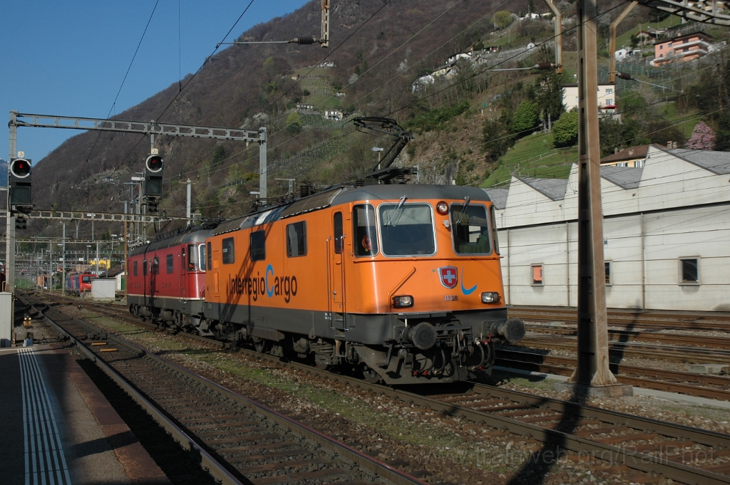 2764-0010-150413.jpg - SBB-CFF Re 4/4'' 11320 + Re 6/6 11643 "Laufen" / Bellinzona 15.4.2013