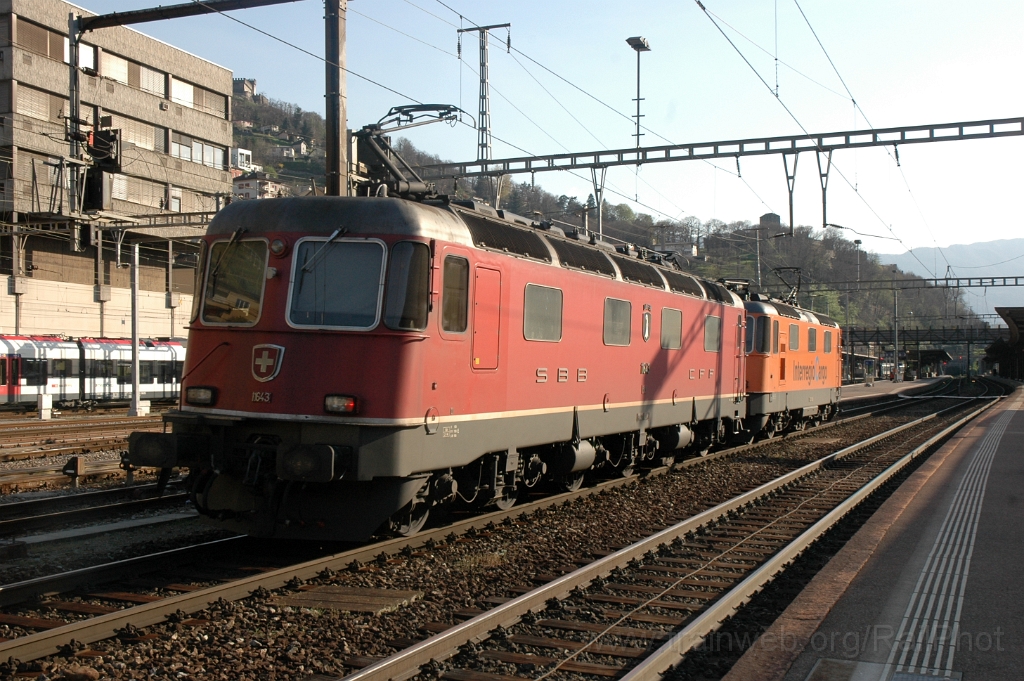 2764-0014-150413.jpg - SBB-CFF Re 4/4'' 11320 + Re 6/6 11643 "Laufen" / Bellinzona 15.4.2013
