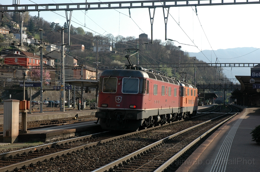 2764-0020-150413.jpg - SBB-CFF Re 4/4'' 11320 + Re 6/6 11643 "Laufen" / Bellinzona 15.4.2013