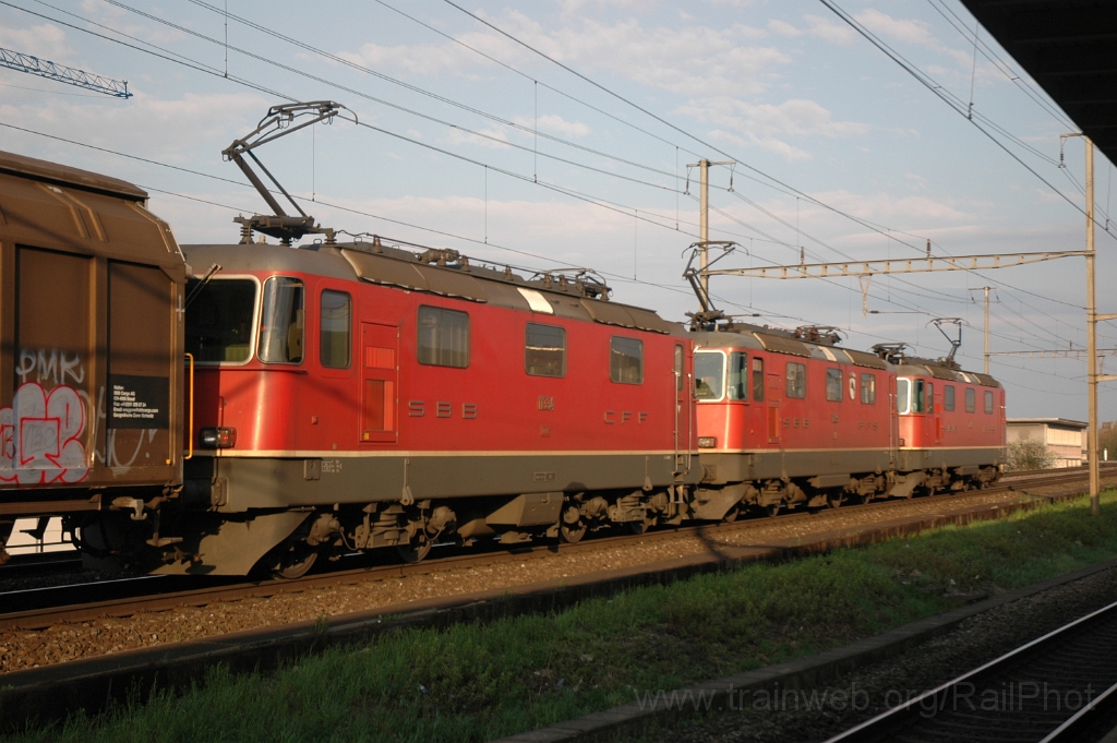 2770-0003-180413.jpg - SBB-CFF Re 4/4'' 11256 + 11239 "Porrentruy" + 11334 / Killwangen-Spreitenbach 18.4.2013