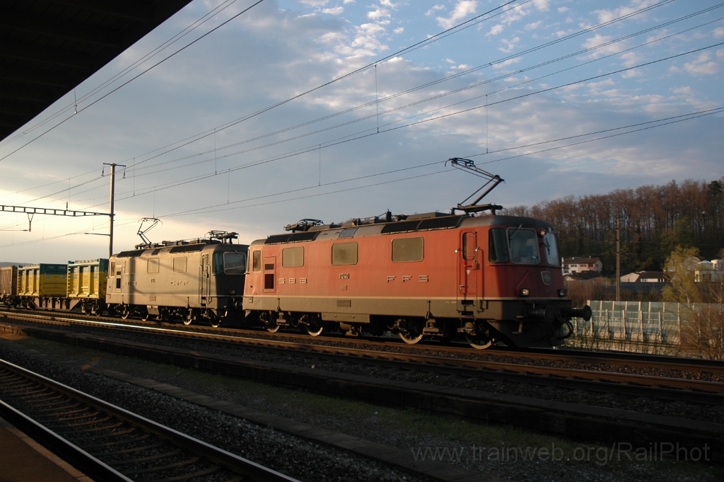 2771-0001-180413.jpg - SBB-CFF Re 4/4'' 11240 + Re 4/4''' 11364 / Killwangen-Spreitenbach 18.4.2013