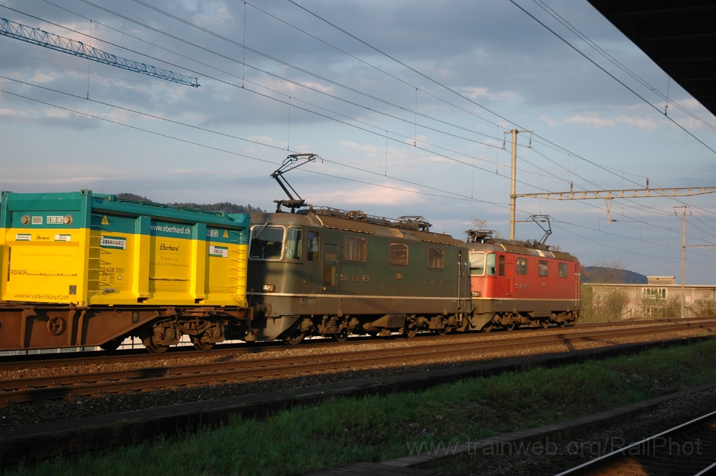 2771-0007-180413.jpg - SBB-CFF Re 4/4'' 11240 + Re 4/4''' 11364 / Killwangen-Spreitenbach 18.4.2013