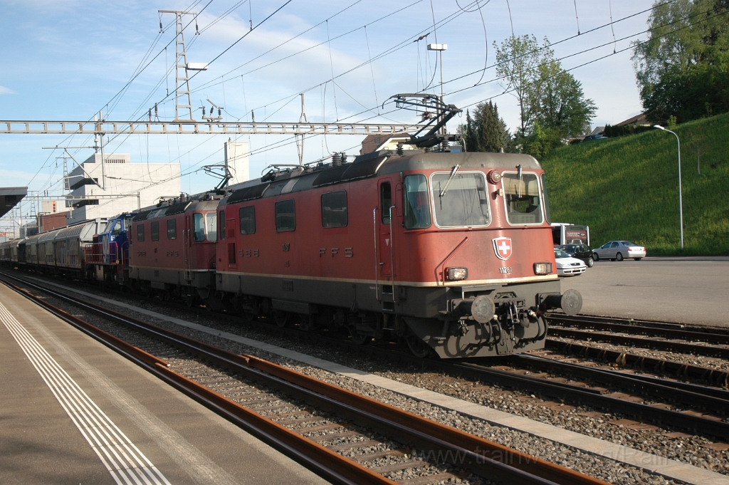 2799-0033-080513.jpg - SBB-CFF Re 4/4'' 11287 + 11174 + Am 843.058-9 / Killwangen-Spreitenbach 8.5.2013