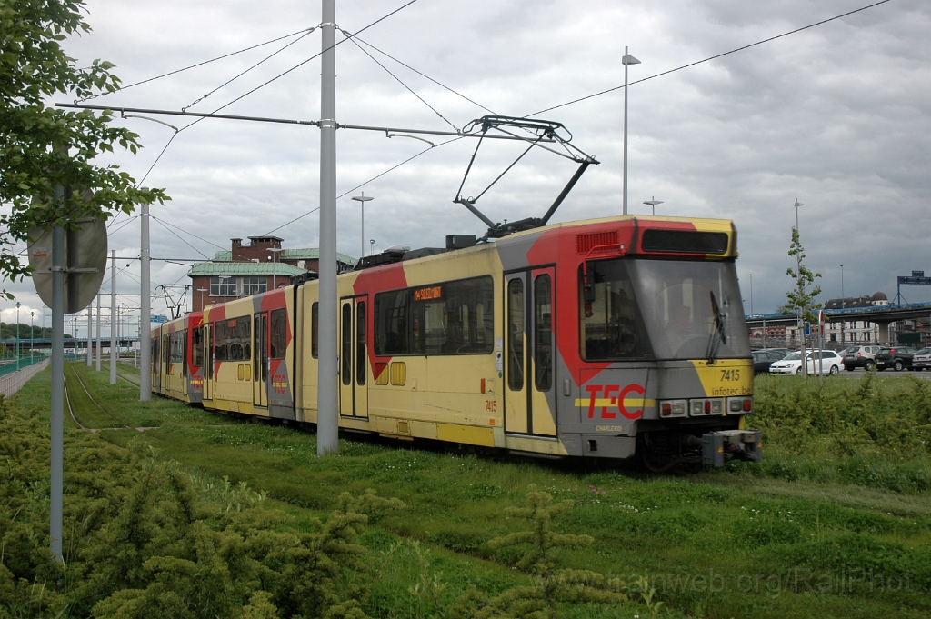 2821-0041-220513.jpg - TEC Charleroi 7438 + 7415 / Quai de la gare du Sud 22.5.2013