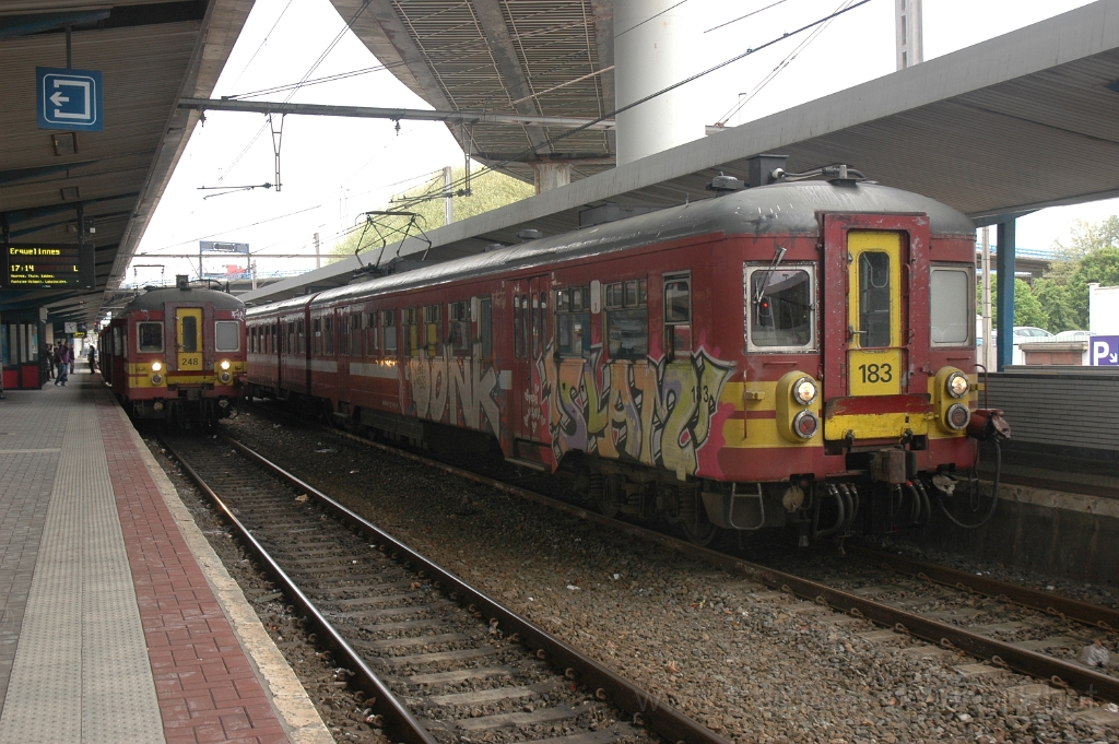 2823-0006-220513.jpg - SNCB AM62 Nr.248 + 183 / Charleroi-Sud 22.5.2013