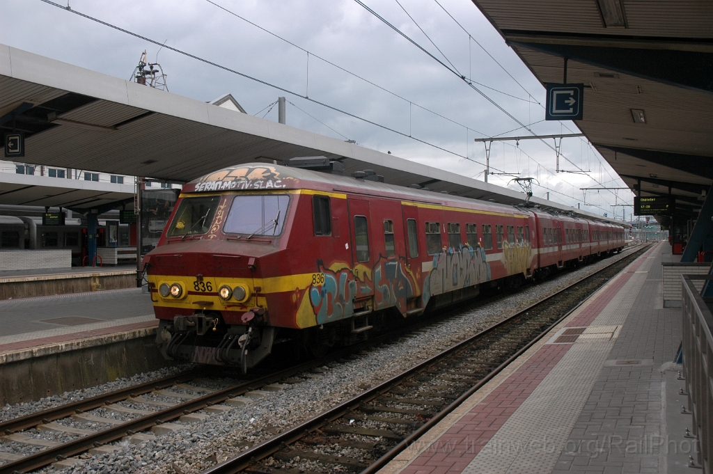 2823-0044-220513.jpg - SNCB AM75 Nr.836 / Charleroi-Sud 22.5.2013