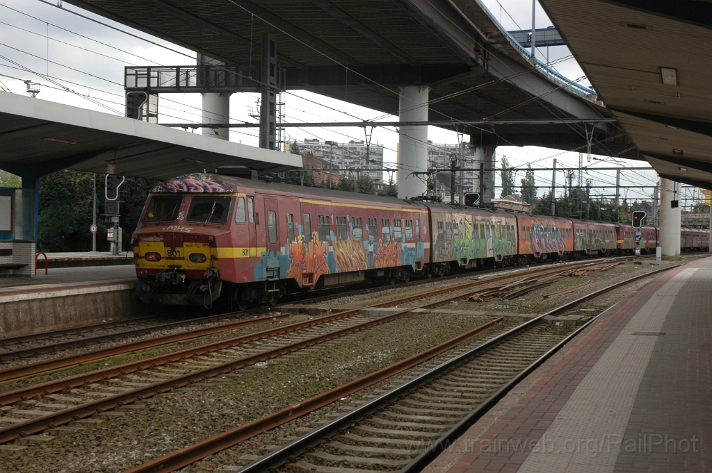 2824-0020-220513.jpg - SNCB AM75 Nr.817 + 801 / Charleroi-Sud 22.5.2013