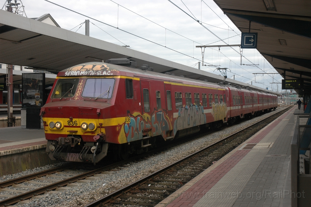 2825-0048-220513.jpg - SNCB AM75 Nr.836 / Charleroi-Sud 22.5.2013