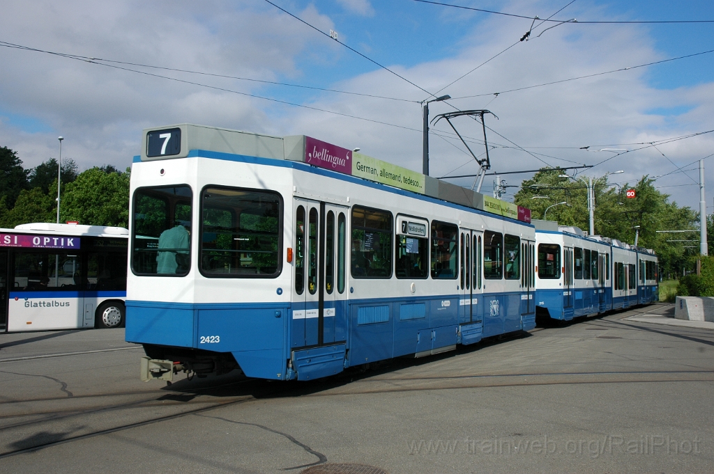2832-0017-040613.jpg - VBZ Be 4/8 2115 + Be 2/4 2423 / Bahnhof Stettbach 4.6.2013