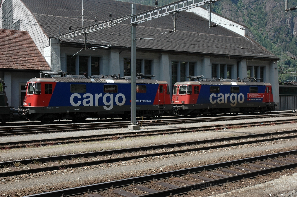 2841-0042-150613.jpg - SBB-CFF Re 421.380-7 + Re 421.395-5 "Suche Mieter oder Käufer" / Erstfeld 15.6.2013