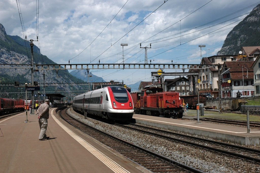 2842-0027-150613.jpg - SBB-CFF ICN RABDe 500.003 "Germaine de Staël" + Bm 4/4 18437 / Erstfeld 15.6.2013