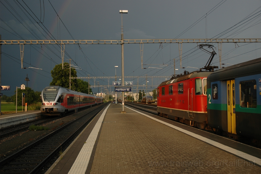 2850-0018-180613.jpg - SBB-CFF Re 4/4'' 11220 + SOB RABe 526.042-7 / Pfäffikon SZ 18.6.2013