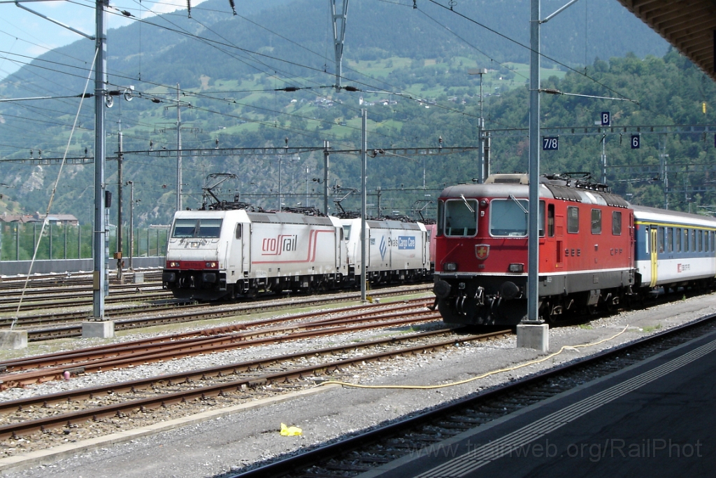 2866-0016-150713.jpg - SBB-CFF Re 4/4'' 11111 + Crossrail 185.579-0 + Ewals 185.581-6 / Brig 15.7.2013