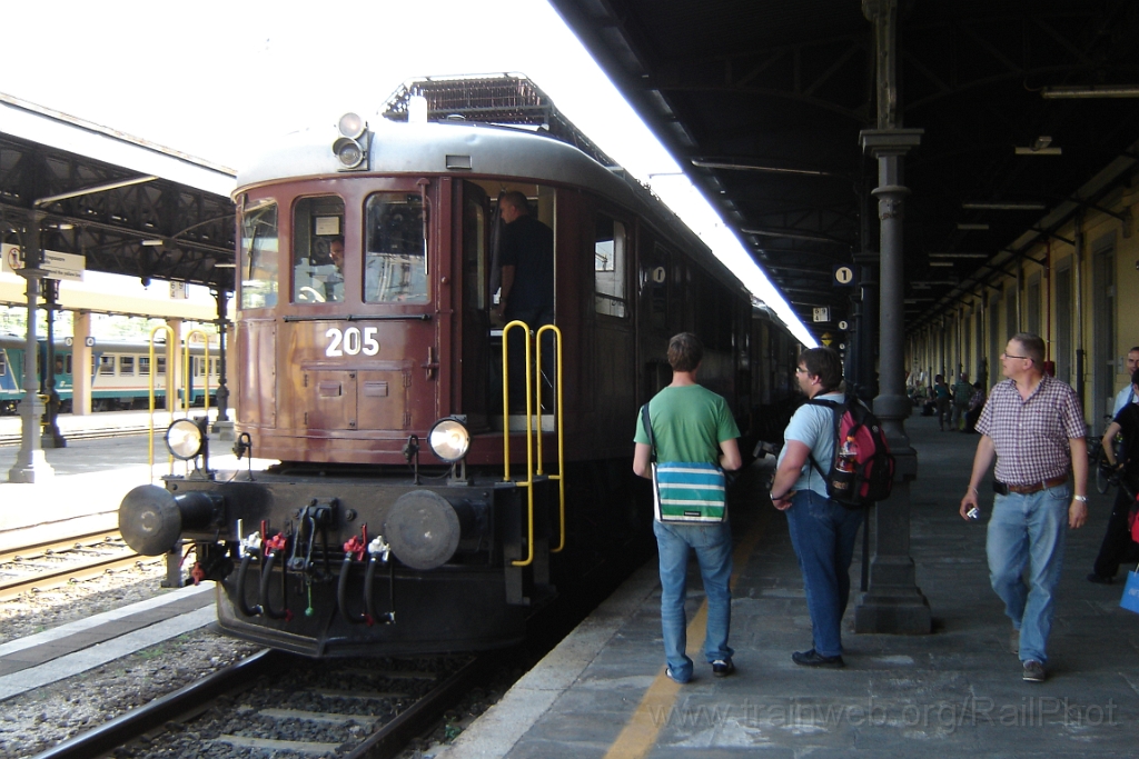 2867-0033-150713.jpg - BLS Ae 6/8 205 + 208 / Domodossola 15.7.2013