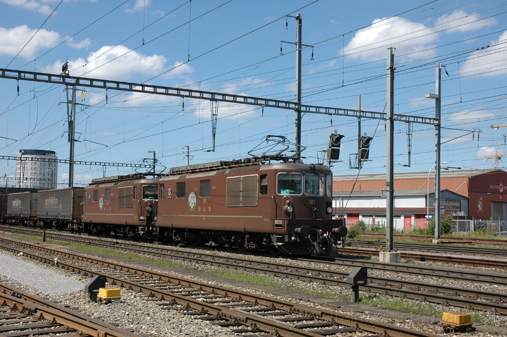 2899-0021-110813.jpg - BLS Re 4/4 181 «Interlaken» + 178 «Schwarzenburg» / Pratteln 11.8.2013