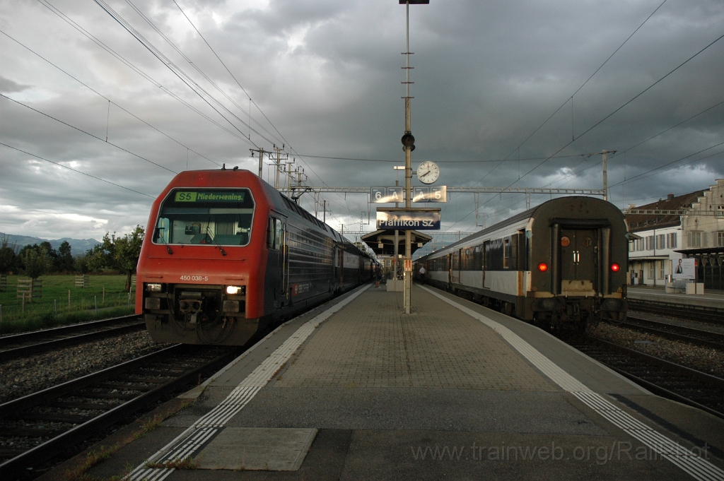 2920-0004-190813.jpg - SBB-CFF Re 450.038-5 «Wollishofen» + D 50 85 92-75 335-6 / Pfäffikon SZ 19.8.2013