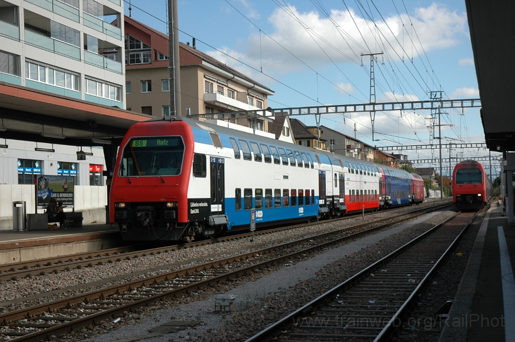 2989-0029-161013.jpg - SBB-CFF Bt 50 85 26-33 949-6 "Lückenlos verbunden Dank ZVV" / Dübendorf 16.10.2013