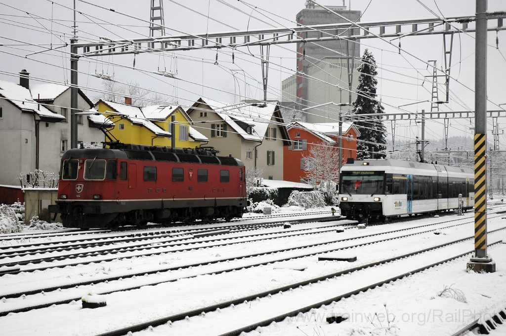 3011-0050-221113.jpg - SBB-CFF Re 6/6 11624 "Rothrist" + Thurbo RABe 526.688-7 / Wil 22.11.2013