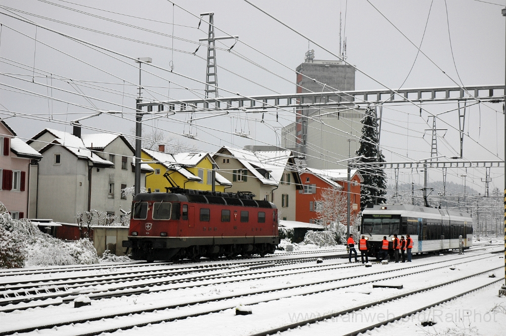 3012-0015-221113.jpg - SBB-CFF Re 6/6 11624 "Rothrist" + Thurbo RABe 526.688-7 / Wil 22.11.2013