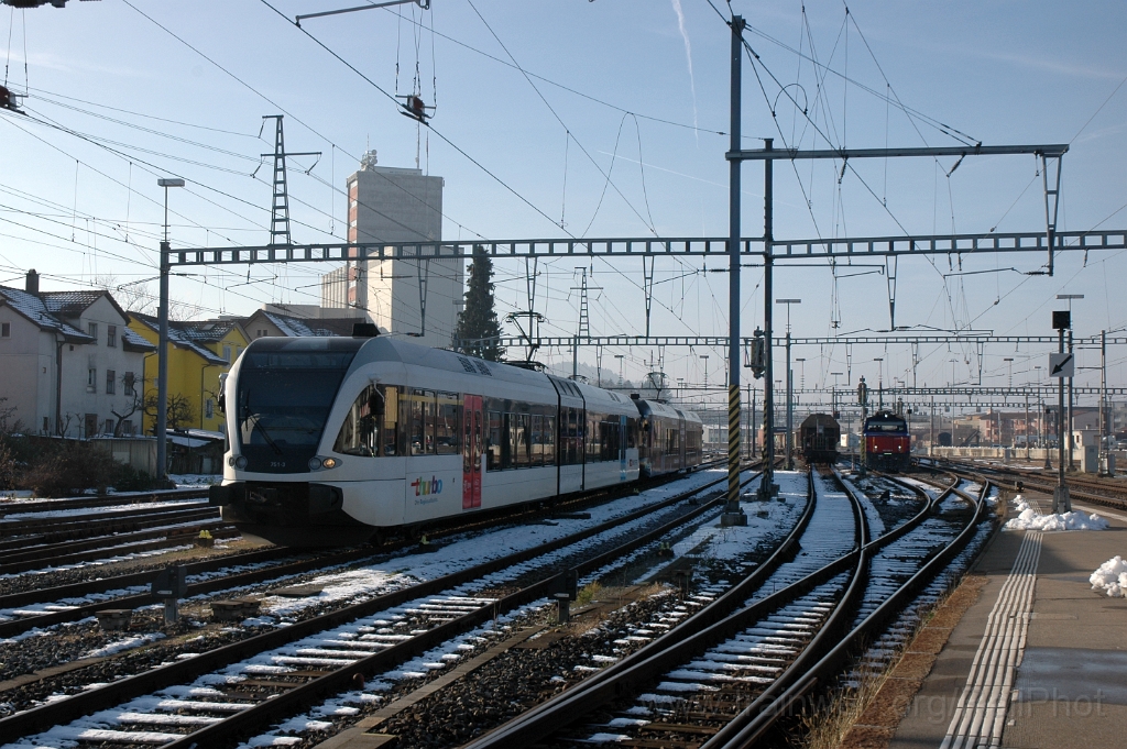 3014-0028-031213.jpg - Thurbo RABe 526.751-3 + RABe 526.725-7 "Festspiele St.Gallen" + SBB-CFF Eem 923.026-9 "Hofberg" / Wil 3.12.2013